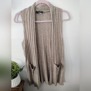 Discreet Ribbed Knit Vest in Brown